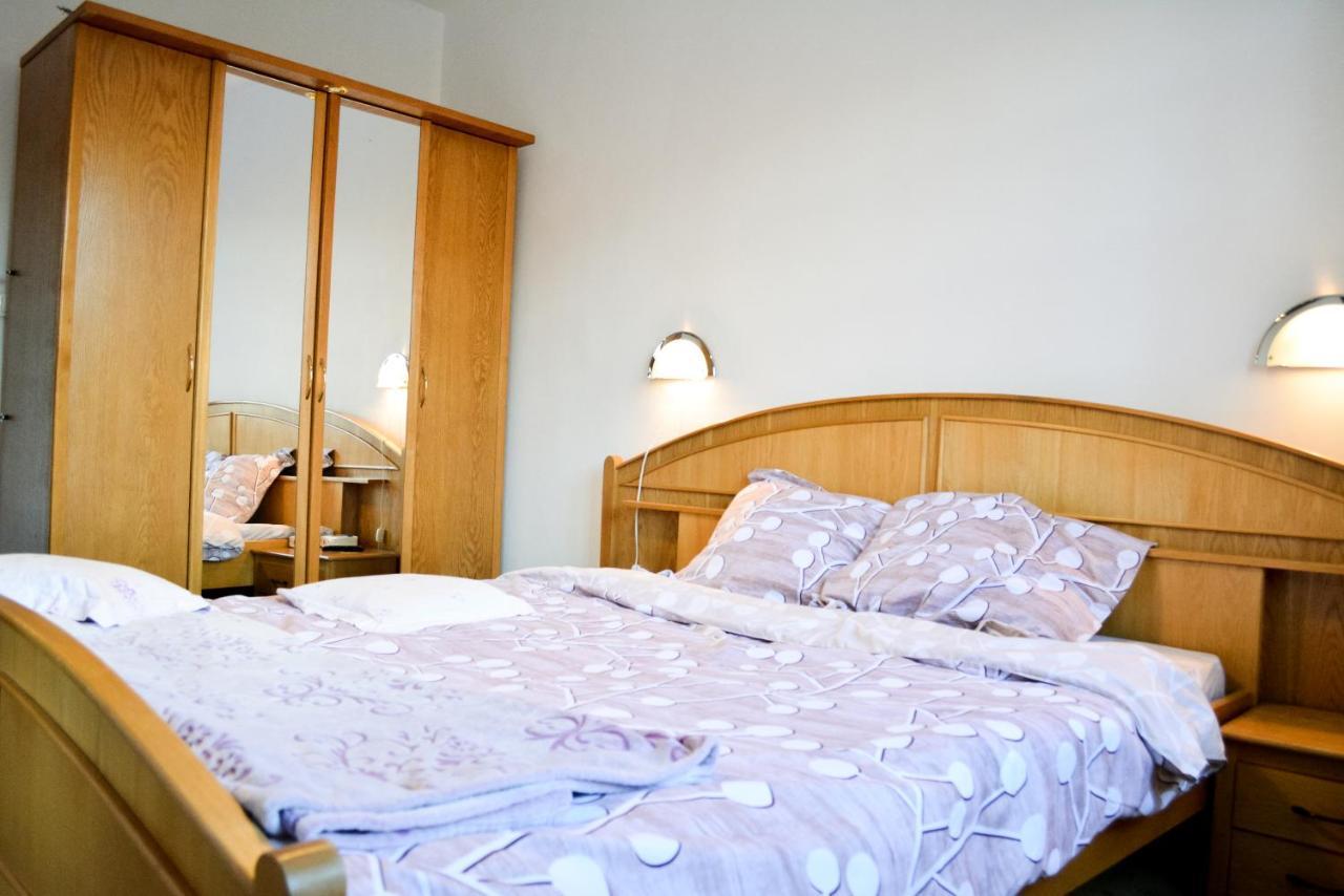 Grandpa'S Hidden Crib, 6 Bedroom, Pet Friendly Sinaia Exteriör bild